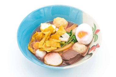 Tay tarzı şehriye çorbası fishballs ve ev yapımı kırmızı sos ile