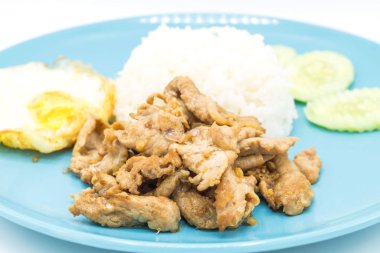  Sarımsak biber soslu kızarmış domuz eti ve kızarmış yumurta pirinç üzerinde