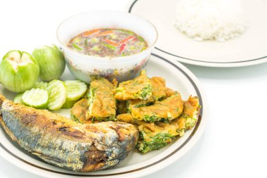 Baharatlı karides kızarmış uskumru balığı ve kızarmış yumurta c ile ile yapıştırabilirsiniz