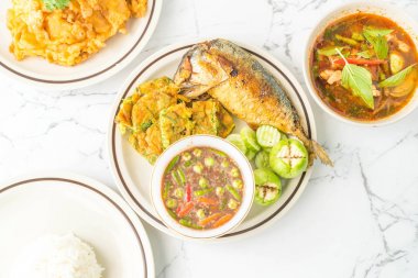 Baharatlı karides hamur ile kızarmış uskumru balığı, kızarmış yumurta wattle ve pirinç tırmanma