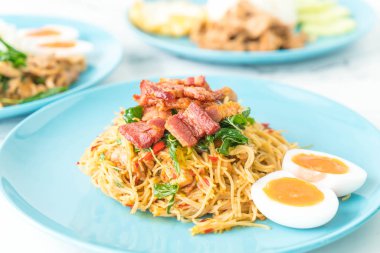 Kızarmış noodle pastırma ve fesleğen ile