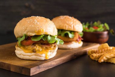 Ev yapımı taze lezzetli burger Close-Up 