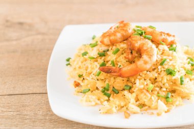 Kızarmış pirinç ve karides.