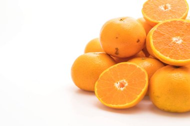 Beyaz arkaplanda taze turuncu