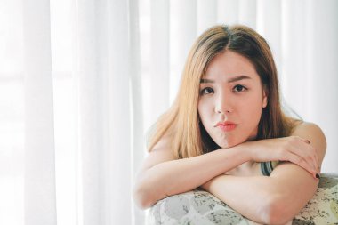  Genç Asyalı kadın ile gülen yüz