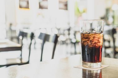 bir bardak kola restoranda