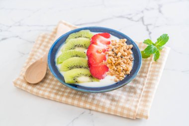 çilek, kivi ve granola ile yoğurt 