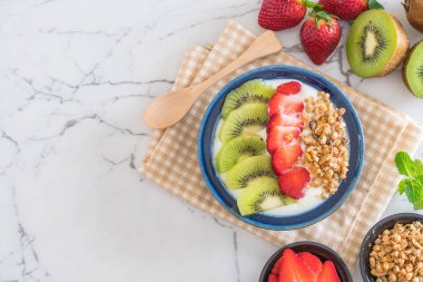 çilek, kivi ve granola ile yoğurt 