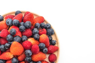 taze yaban mersini, çilek ve rasberry beyaz