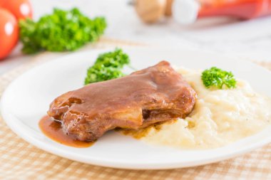 ızgara kaburga domuz püre patates ile