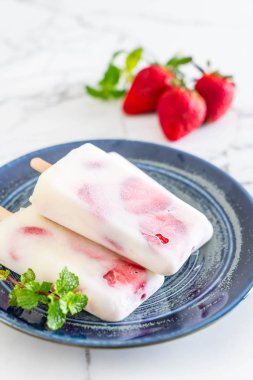 ev yapımı çilekli yoğurt dondurma