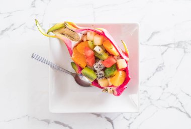 dilimlenmiş meyve karışımı 