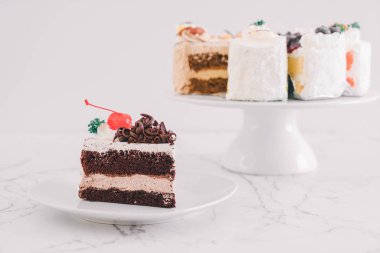 Kara Orman pasta plaka üzerinde