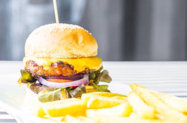 Biftek ve patates kızartması.