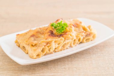 peynir ve jambon ile pişmiş penne makarna