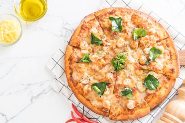 Baharatlı karides (Tom Yum) pizza