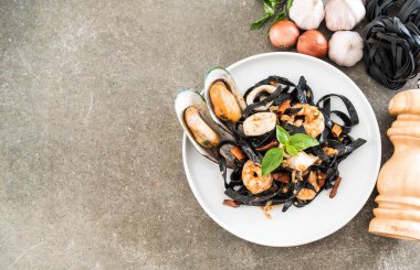 siyah spagetti veya deniz ürünleri ile makarna