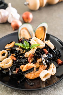 siyah spagetti veya deniz ürünleri ile makarna