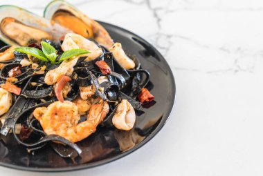 siyah spagetti veya deniz ürünleri ile makarna