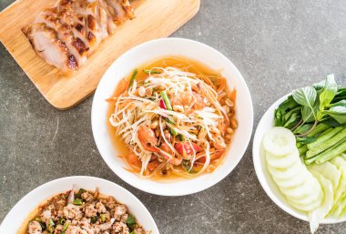 Baharatlı papaya salatası (geleneksel Tay gıda) 