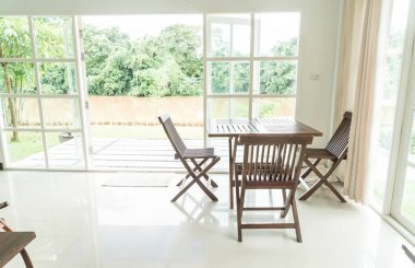 boş masa ve sandalye oturma odasında