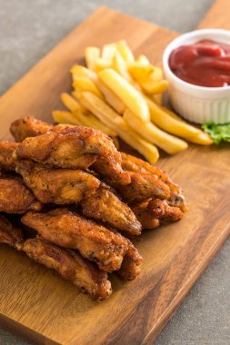 Kızarmış tavuk kanadı.