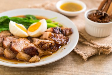 Demlenmiş Domuz bacak 