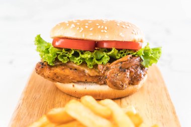 ızgara tavuk burger patates kızartması ile
