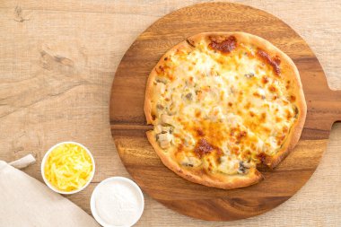 Kremalı mantarlı pizza