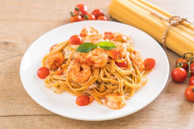 Spagetti karides, domates, fesleğen ve peynir ile 