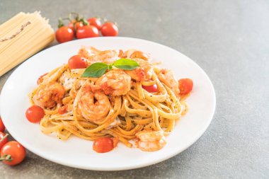 Spagetti karides, domates, fesleğen ve peynir ile 