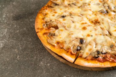 mantarlı pizza miso sosu ile