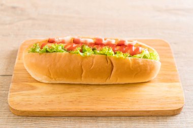 sosis hotdog ketçap ile