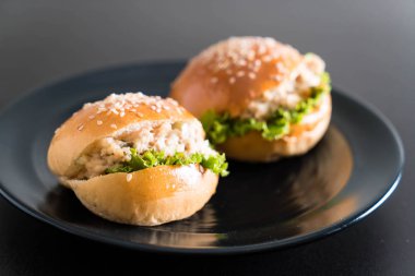 ton balıklı hamburger siyah plaka üzerinde