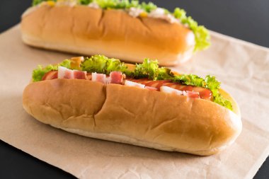 ton balıklı Mısır salata hotdog ve pastırma sosis hotdog