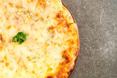 dört peynirli pizza