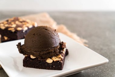 Çikolatalı dondurma ile çikolatalı kek