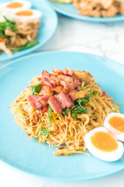 Kızarmış noodle pastırma ve fesleğen ile