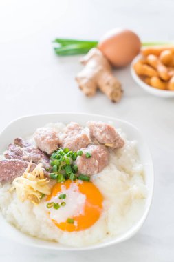 domuz eti ve yumurta ile pirinç lapası