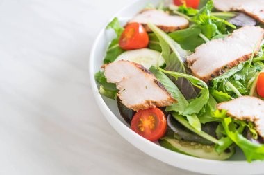 Karışık ızgara tavuk salatası