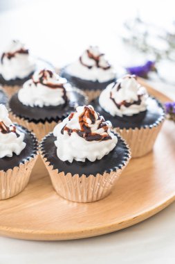 krem şanti ile çikolatalı kek