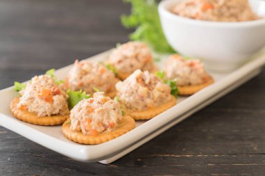 ton balıklı kraker ile yayıldı