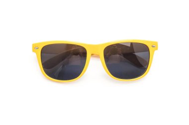 beyaz zemin üzerine sarı güneş gözlüğü