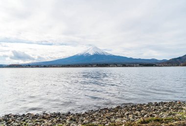 Japonya 'daki Kawaguchiko Gölü' nde Fuji Dağı..