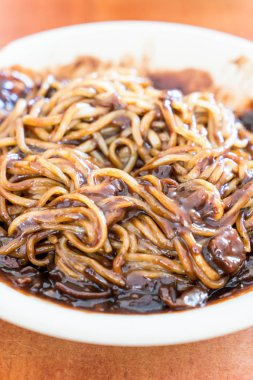Kore (Jajangmyeon siyah soslu erişte)