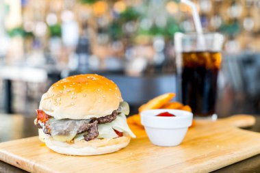 pastırma Peynirli hamburger biftek restoranında ahşap tahta üzerinde ile 