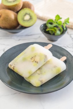 Ev yapımı kivili dondurma.