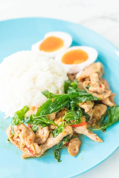 Babi goreng dan kemangi dengan telur dan nasi — Stok Foto