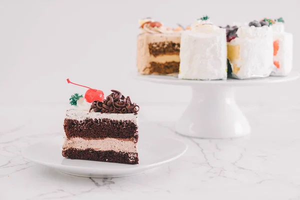 皿の上の黒い森のケーキ — ストック写真