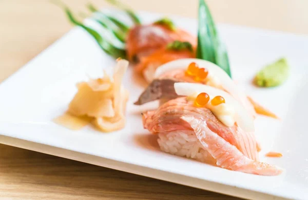 Sushi crudo de salmón — Foto de Stock